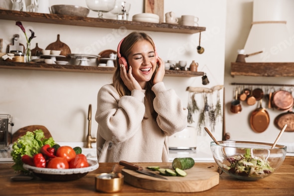 Persona con auriculares cocinando